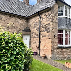  Homestay Private In Charming Detached House In Newington